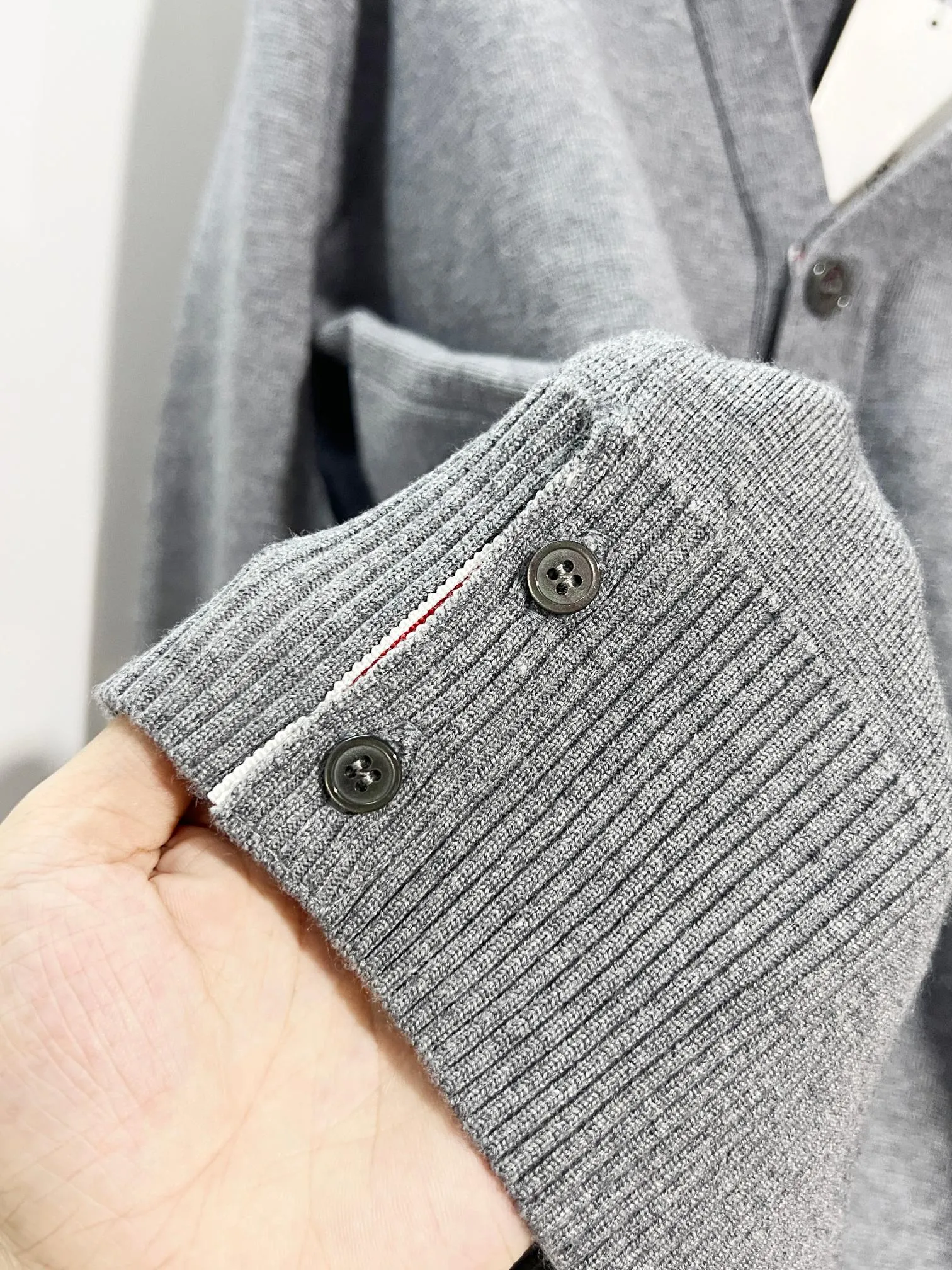 Thom Browne ➡️ Classic V ， Retro Same Style 2025ss Versatile : White.Black.Gray. Size：M-2XL